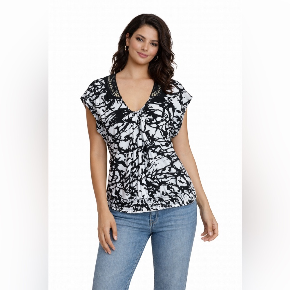 Black Rainn Abstract Print Short Sleeve Blouse | Black & White Top